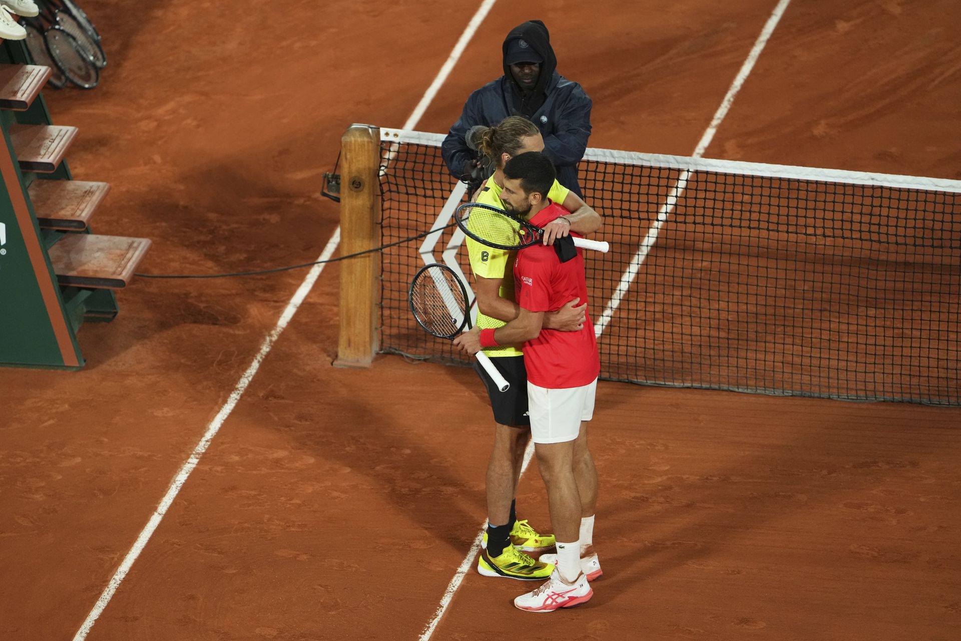 Novak Djokovič a Alexander Zverev po zápase na Roland Garros. Zdroj: SITA/AP