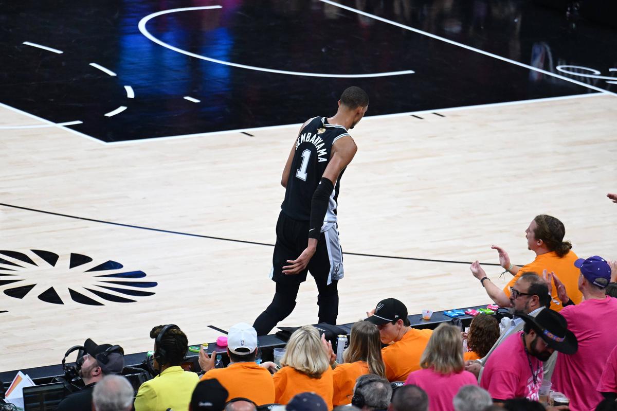 VIDEO NBA si už naživo nepozrie. Fanúšik dostal za selfie s Wembanyamom doživotný zákaz