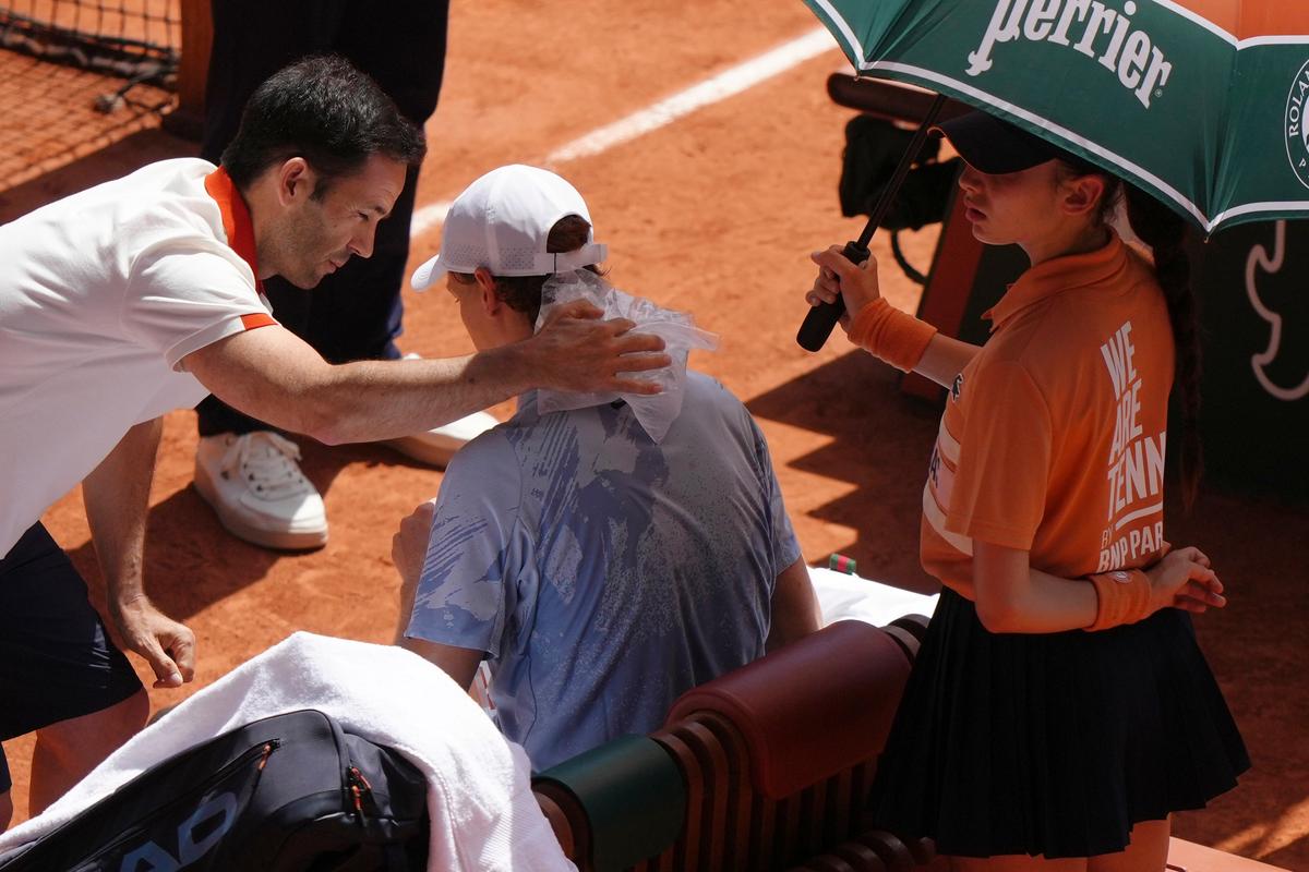 Agassi si nebral servítky pred ústa! Legenda ostro zhodnotila kolaps Sinnera na Roland Garros