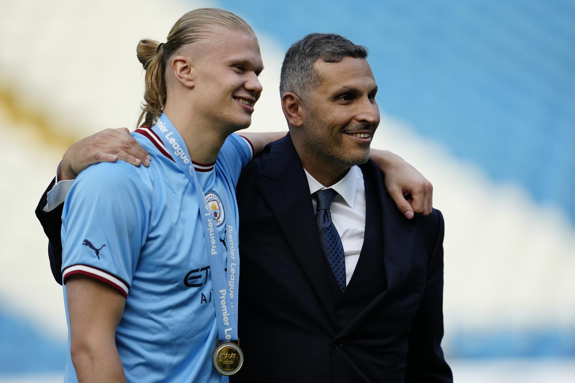 Erling Haaland a Khaldoon Al Mubarak. Zdroj: SITA/AP