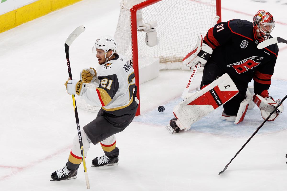 Carolina vyrovnala finále NHL, Hertl asistoval i fauloval