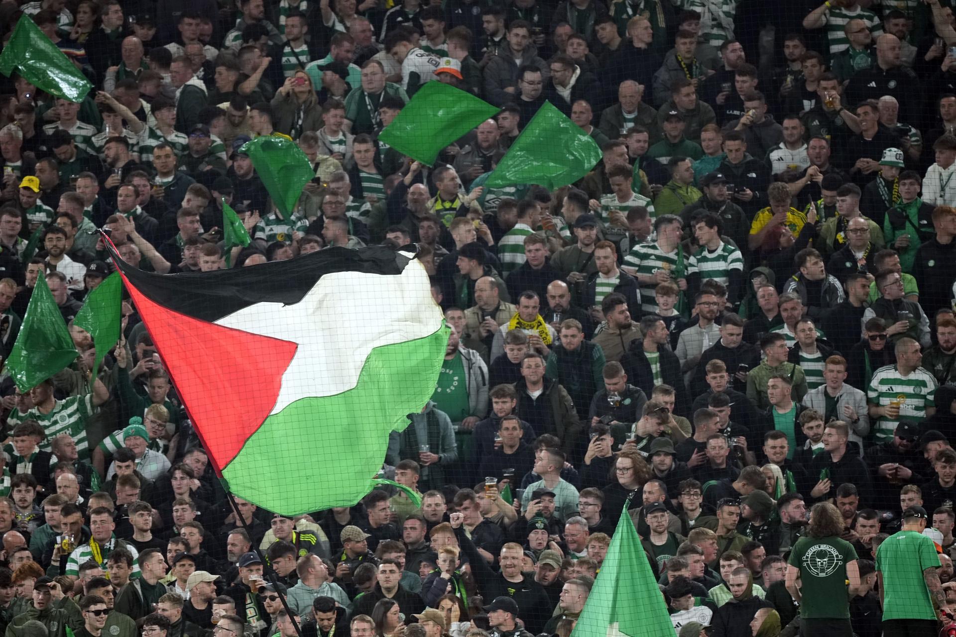 Fanúšikovia Celticu s palestínskou vlajkou. Zdroj: SITA/AP