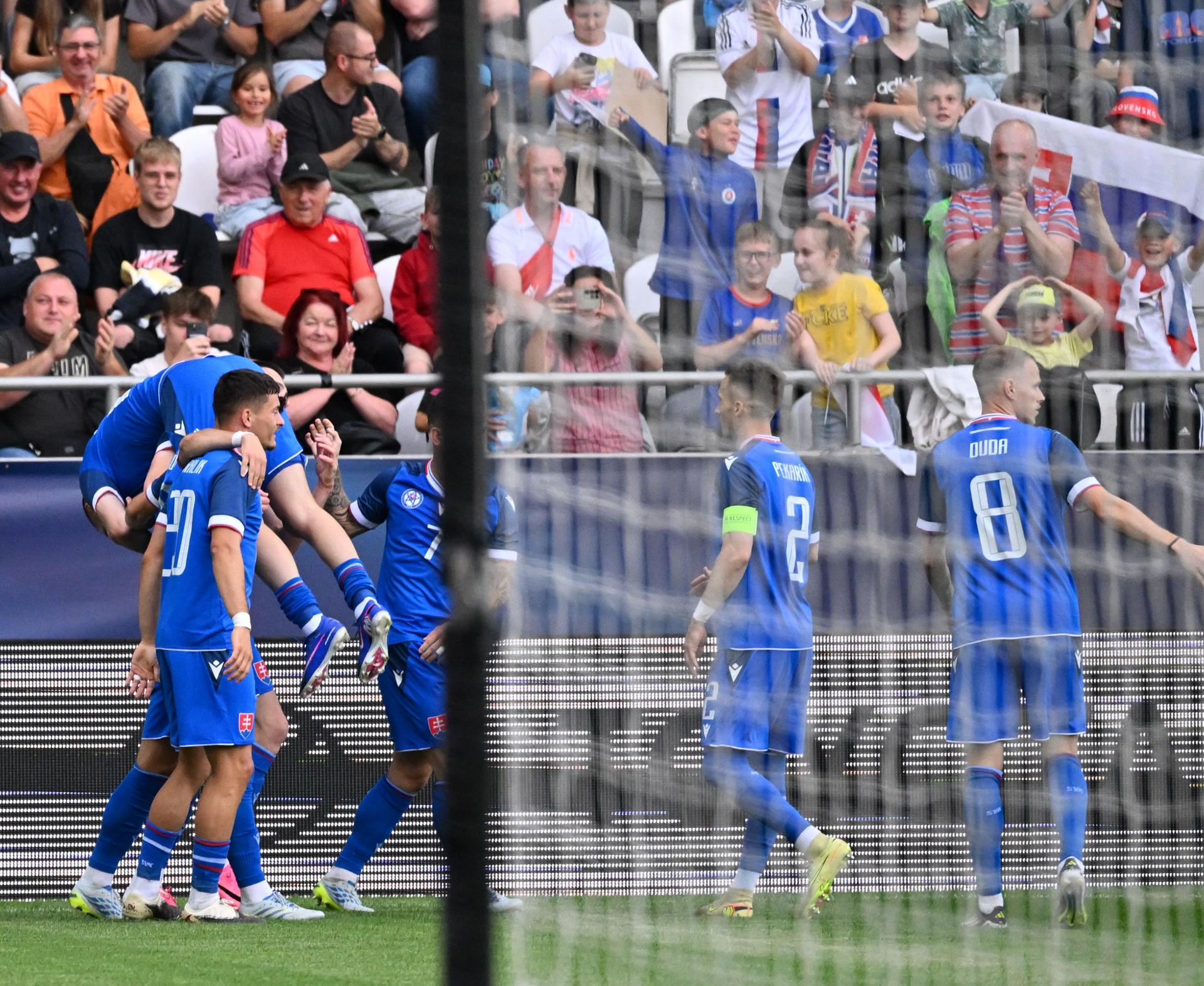 Slovenskí futbalisti sa tešia zo streleného gólu proti Čiernej Hore. Zdroj: TASR