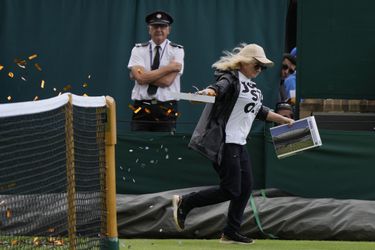 Aktivisti sa opäť predviedli. Na kurt vo Wimbledone vtrhli babka s dedkom