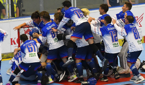 Slováci do 16 rokov oslavujú zlato. Zdroj: hokejbal.sk