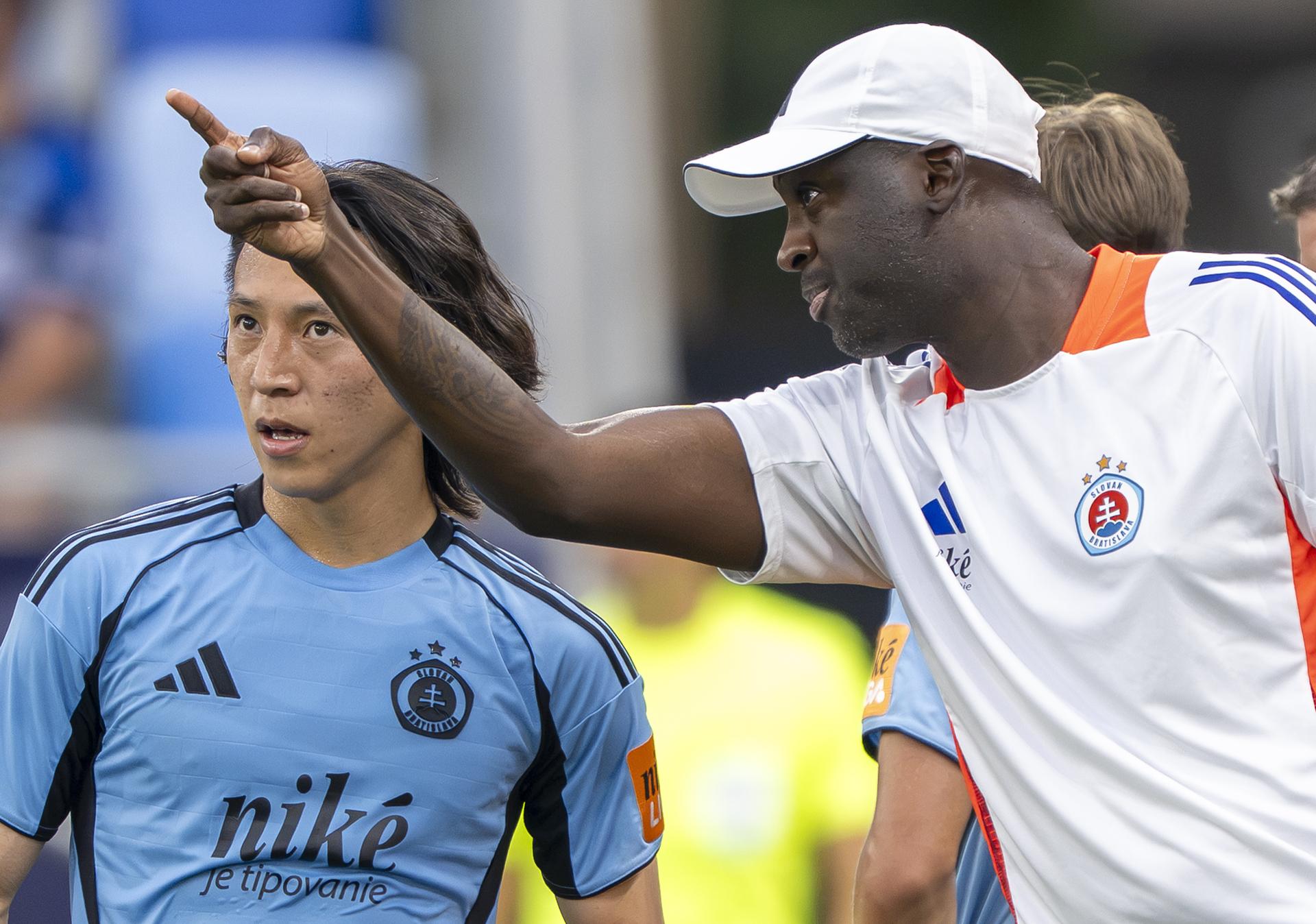 Liga majstrov AIF Mjällby - ŠK Slovan Bratislava / Yaya Touré (vpravo) a Daiki Macuoka. Zdroj: TASR