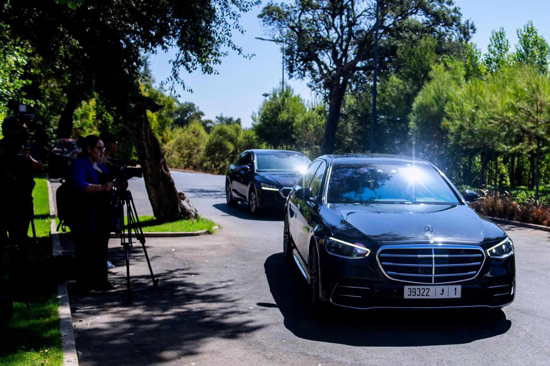 Auto značky Mercedes s Giannim Infantinom prichádza na stretnutie v Maroku. Zdroj: SITA/AP
