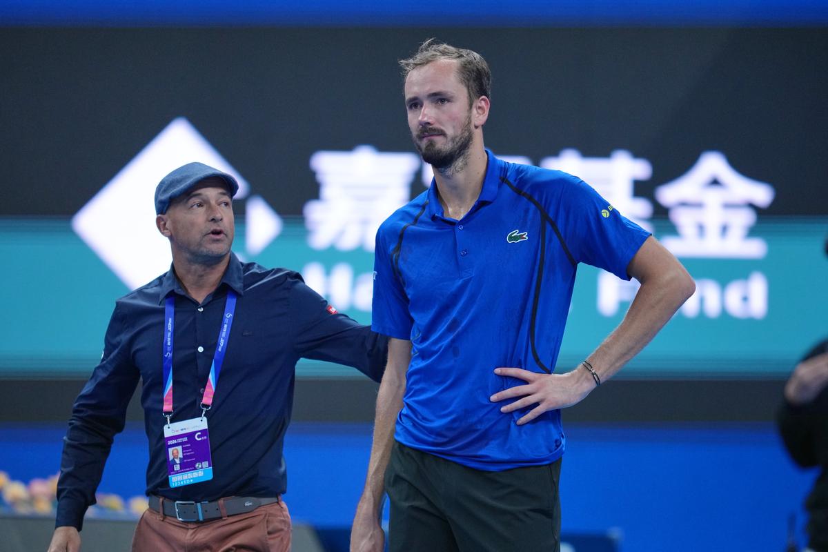Škandál v zápase Djokoviča. Frustrovaný Medvedev trafil loptičkou diváka, okamžite ho diskvalifikovali
