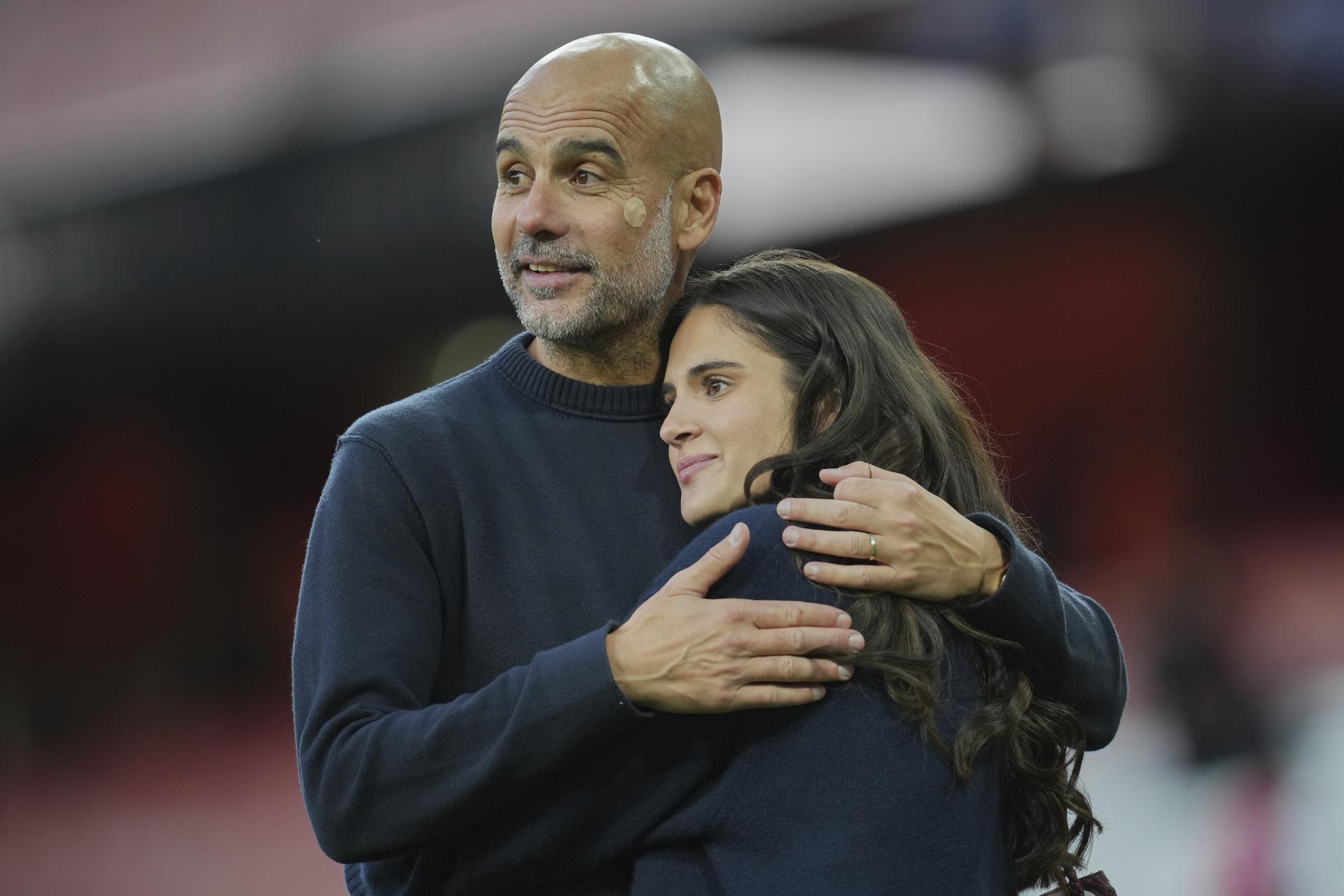 Pep Guardiola s dcérou na archívnej snímke. Zdroj: SITA/AP