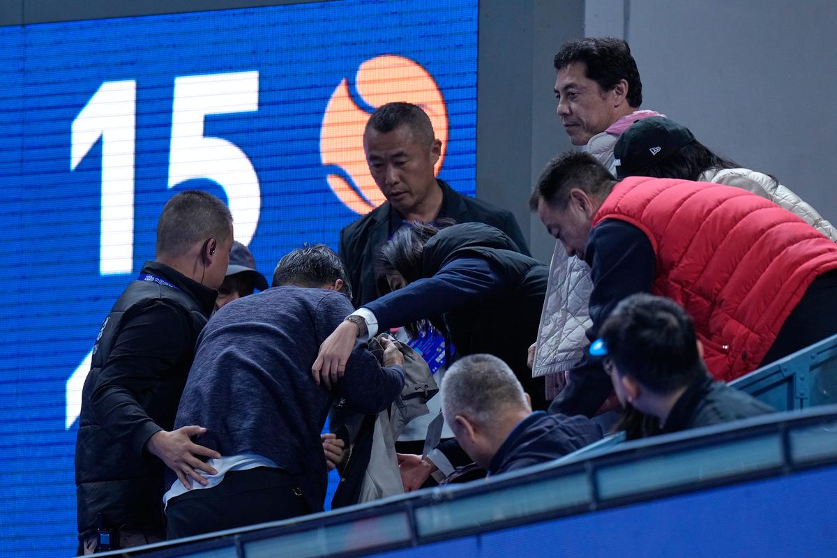 Výčitky svedomia po skrate. Medvedev po vylúčení z turnaja poslal zranenému divákovi odkaz