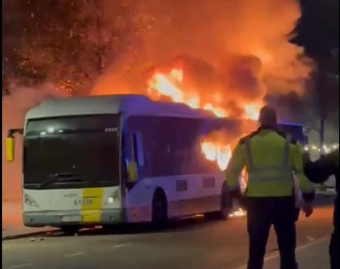 Autobus fanúšikov Barcelony zhorel. Zdroj: reprofoto