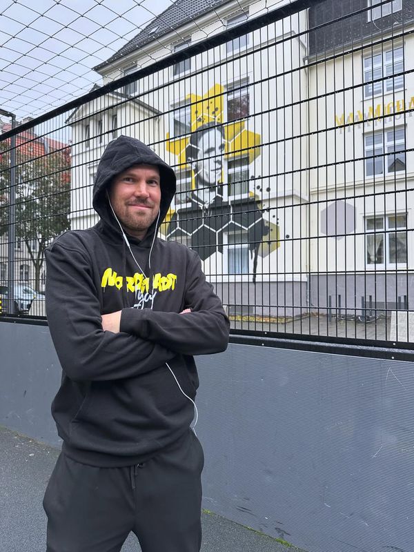 V roku 2014 sa stal majstrom sveta vo futbale, teraz bude hrať v 7. lige