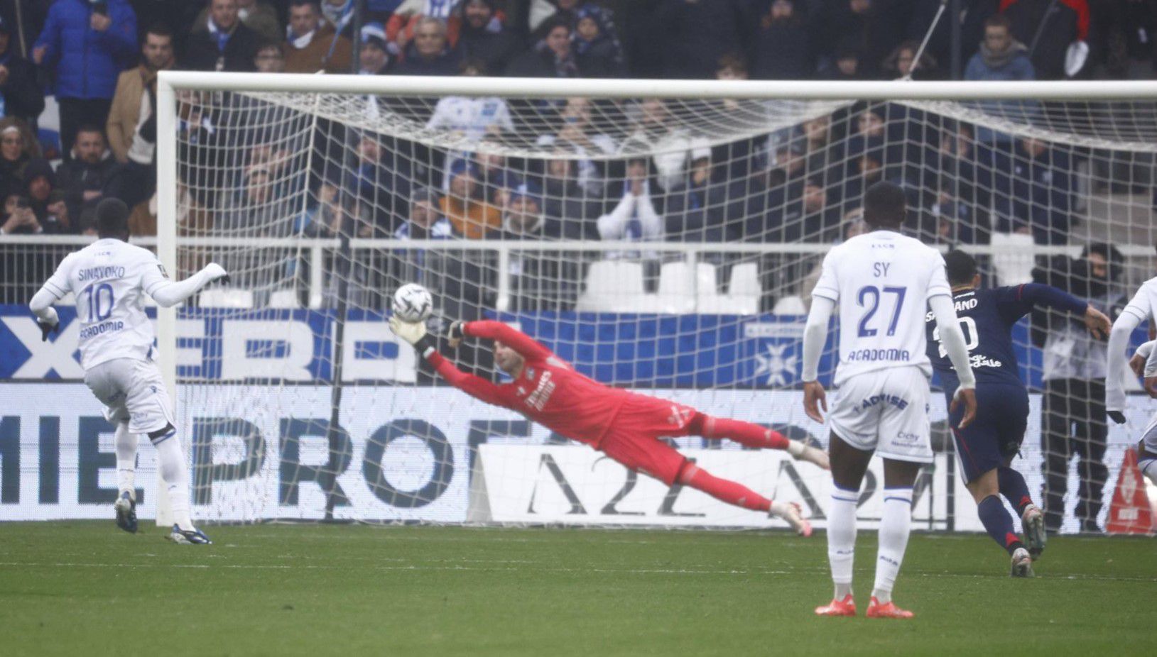 Dominik Greif likviduje penaltu v stretnutí proti Auxerre. Zdroj: IMAGO IMAGO