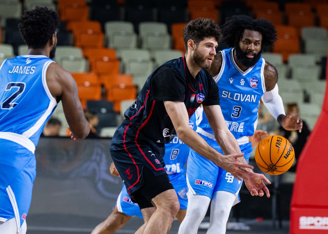 Tipos SBL: Slovan na domácej palubovke nestačil na Komárno, Prievidza uspela v dohrávke