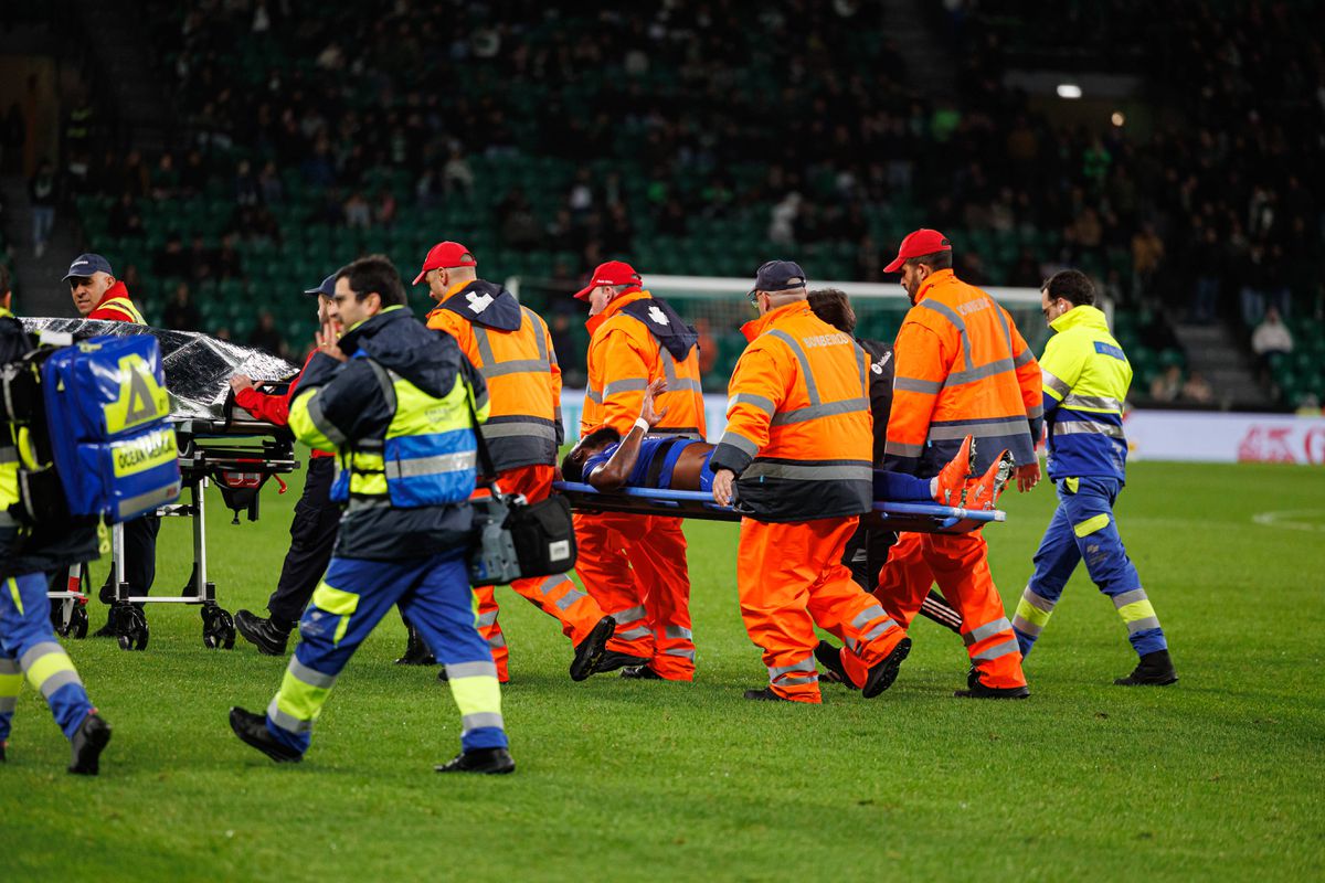 VIDEO Mrazivé momenty. Štadión stíchol po hororovom zranení, ktoré útočníkovi okamžite ukončilo sezónu