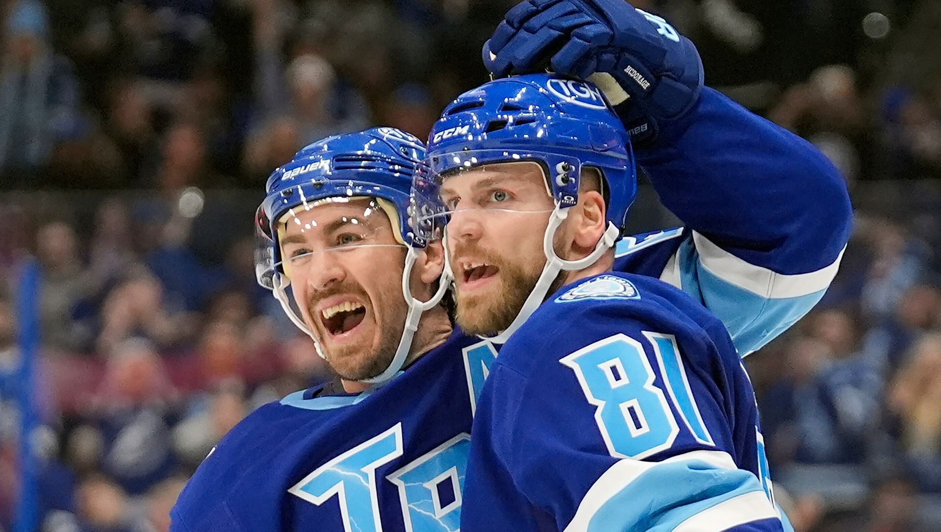 Erik Černák (vpravo) oslavuje gól s Ryanom McDonaghom. Zdroj: SITA/AP