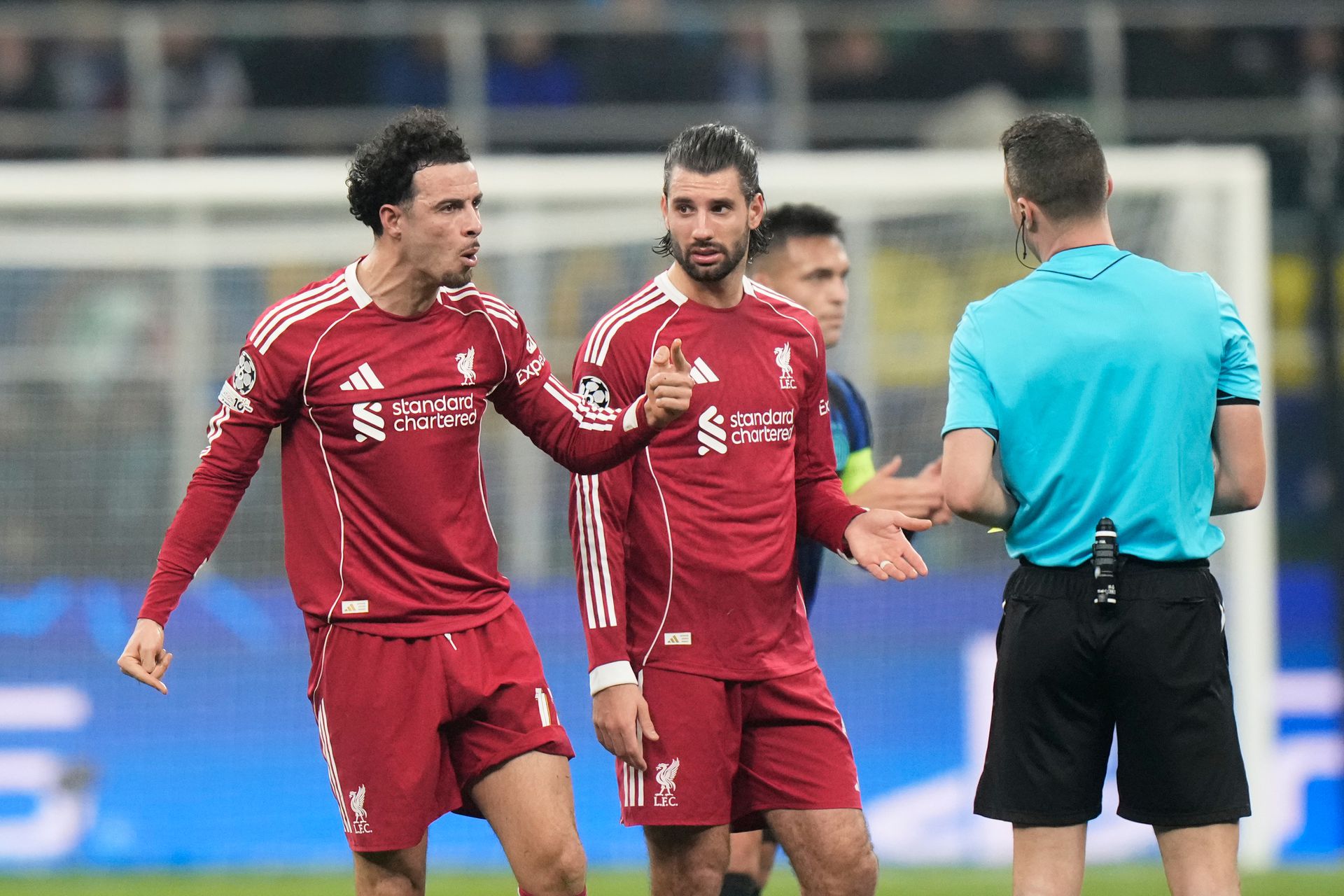 Curtis Jones (vľavo) s Dominikom Szoboszlaiom. Zdroj: SITA/AP