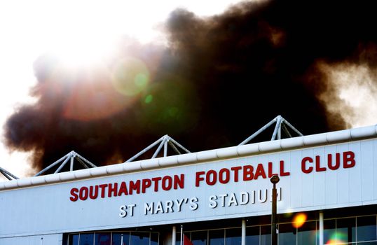 Duel Southamptonu s Prestonom odložili, neďaleko štadióna vypukol veľký požiar