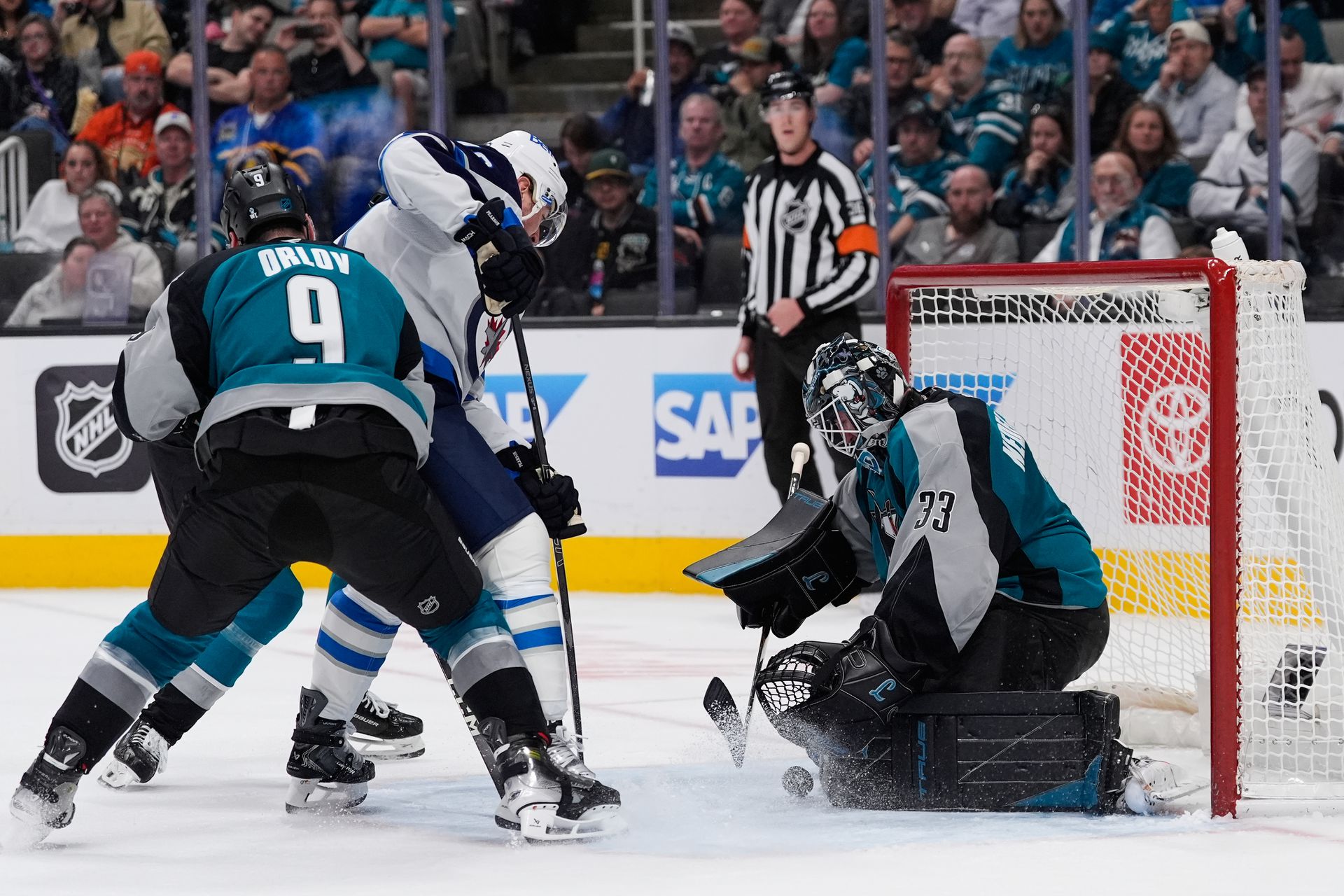 Alex Nedeljkovic v bráne San Jose Sharks. Zdroj: SITA/AP