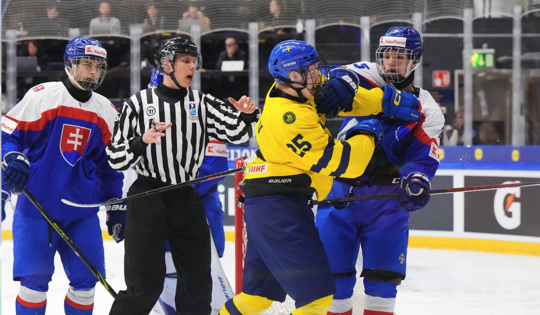 MS v hokeji U18, Slovensko - Švédsko. Zdroj: IIHF