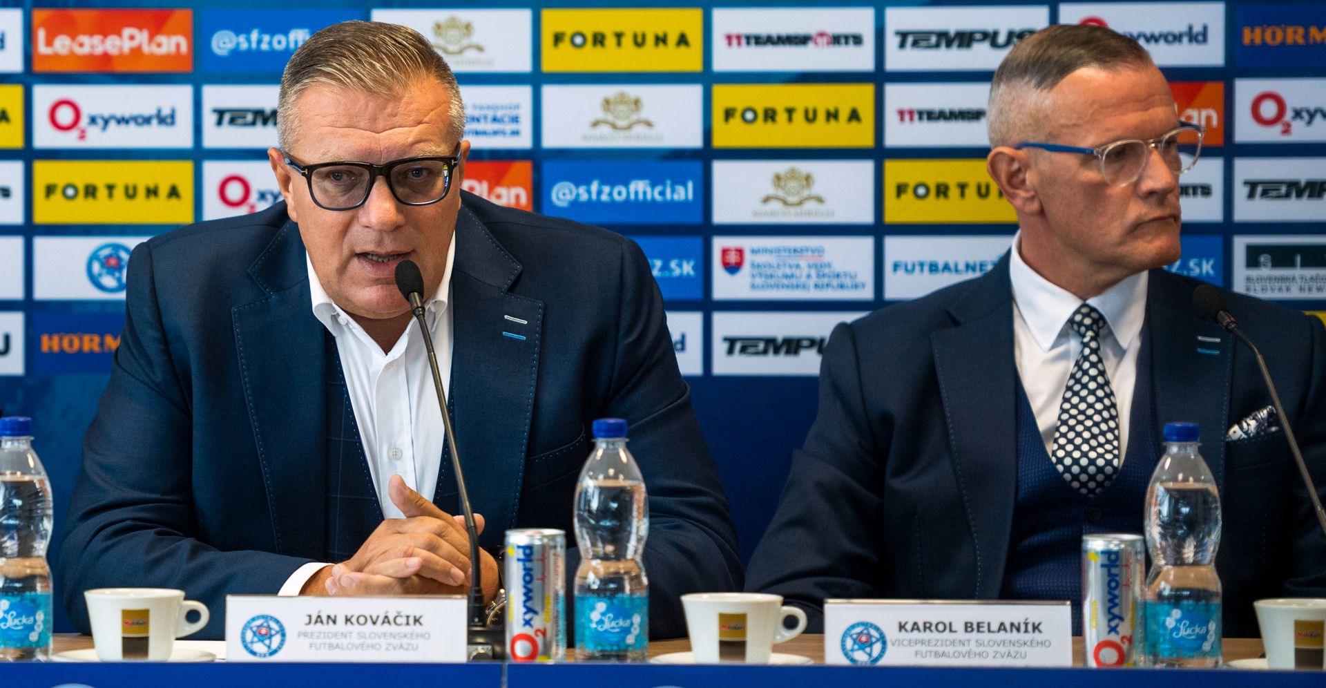 Prezident SFZ Ján Kováčik (vľavo) a viceprezident Karol Belaník. Zdroj: TASR