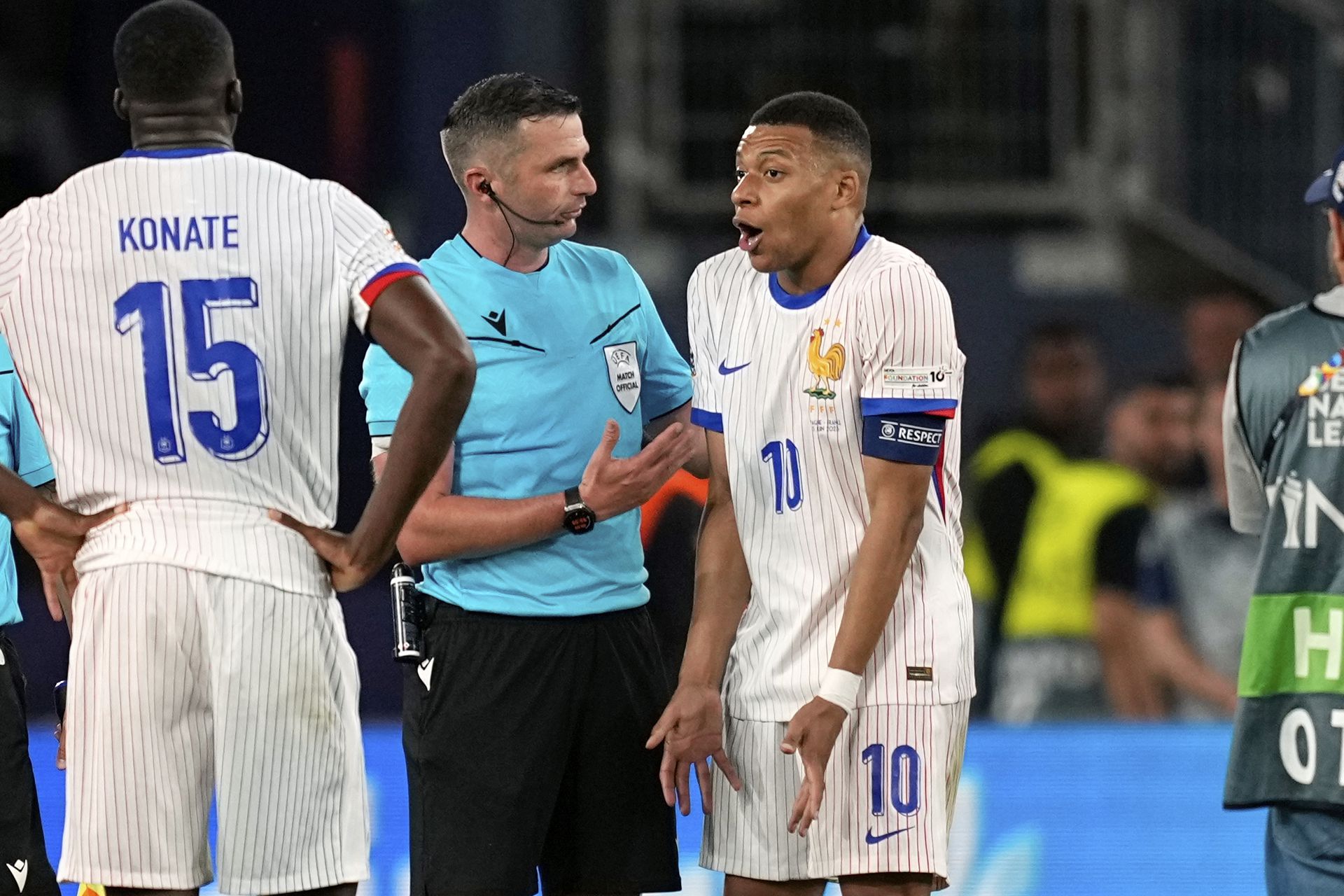 Kylian Mbappé v hádke s Michaelom Oliverom. Zdroj: SITA/AP