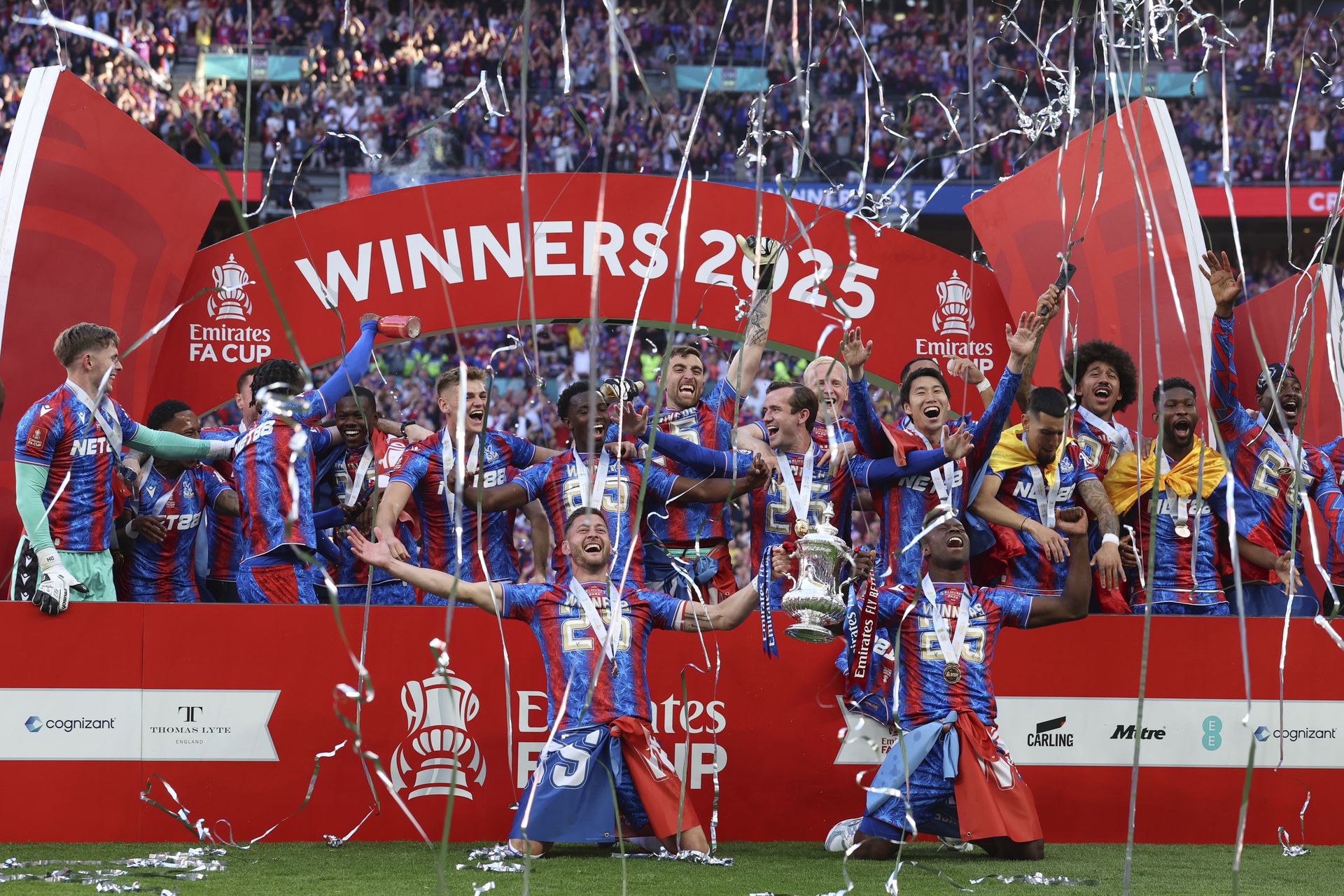 Crystal Palace po výhre FA Cupu. Zdroj: SITA/AP