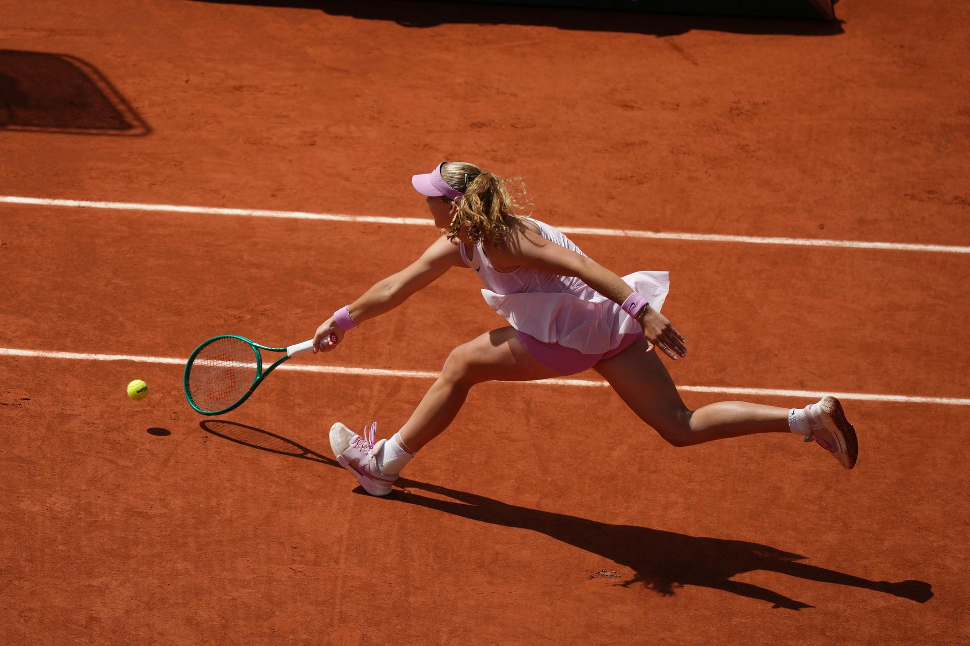 Maja Chwalinská - Mirra Andrejevová / finále Roland Garros. Zdroj: SITA/AP