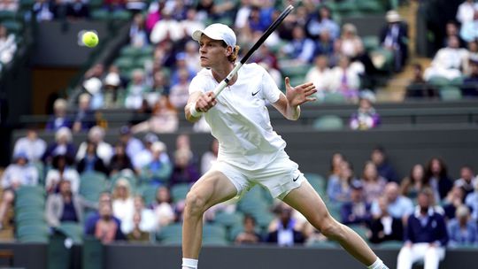 Tenista prepísal históriu Wimbledonu. Vykročil na kurt a všetci sa pozerali iba na jeho tašku