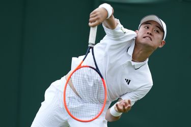 Wimbledon: Sťažoval sa na ťažkosti s dýchaním. Čínsky tenista počas zápasu skolaboval