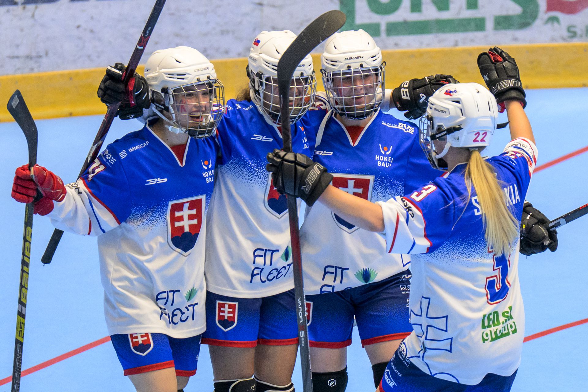 slovenské hokejbalistky sa tešia z gólu počas zápasu majstrovstiev sveta junioriek v hokejbale
Zdroj: TASR