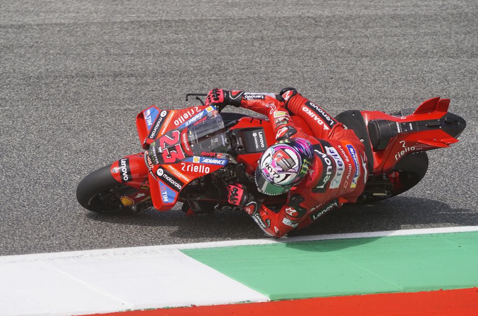 MotoGP: Jazdec tímu Ducati má po operácii. Pauzovať bude niekoľko týždňov