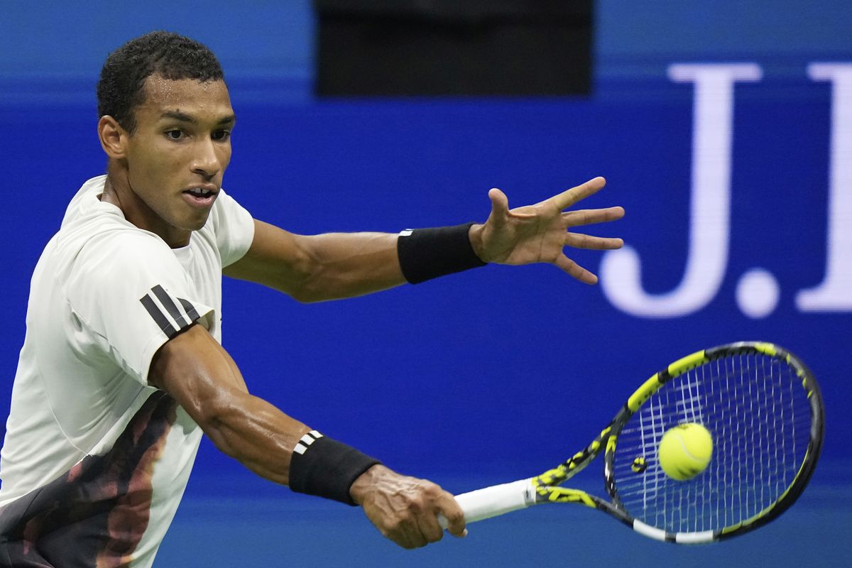 ATP Turnaj majstrov: Auger-Aliassime si pripísal prvé víťazstvo, v trojsetovej bitke zdolal Sheltona