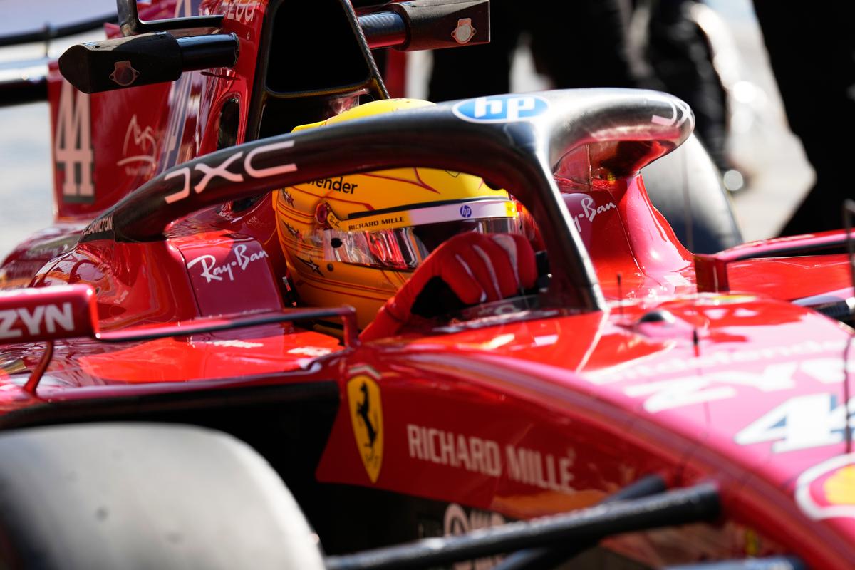 Frustrácia v tábore Ferrari. Hamilton po kvalifikácii nešetril kritikou, doplatil na zlú stratégiu