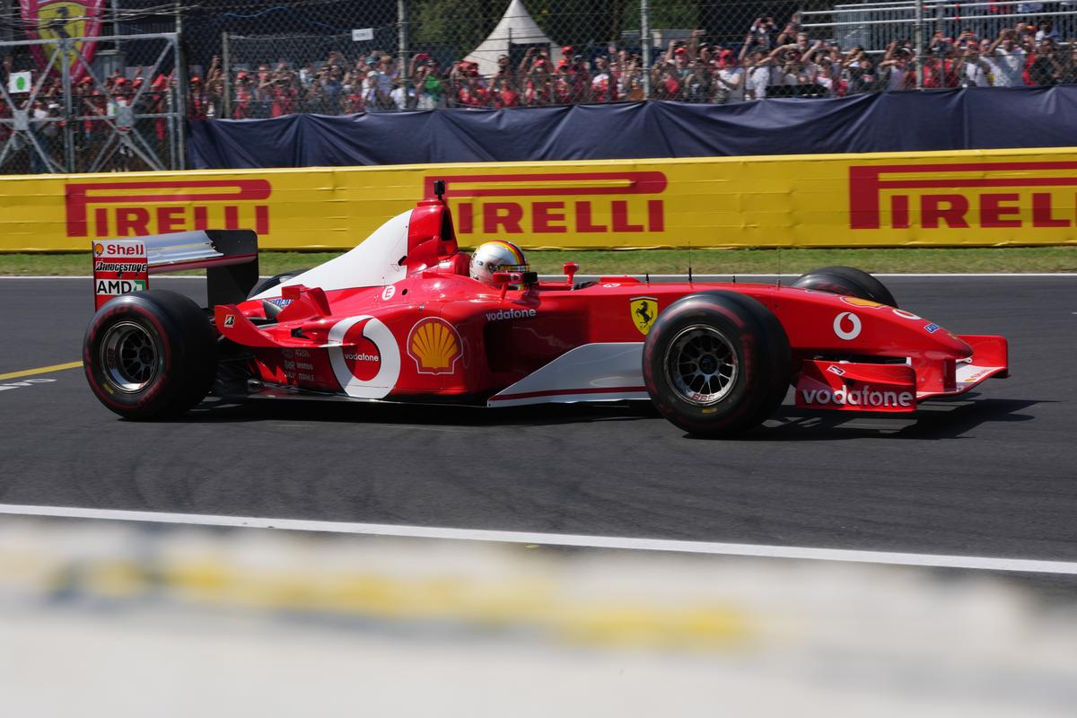 Emotívna pocta legende. Vettel sa v Monze posadil do Schumacherovho majstrovského Ferrari