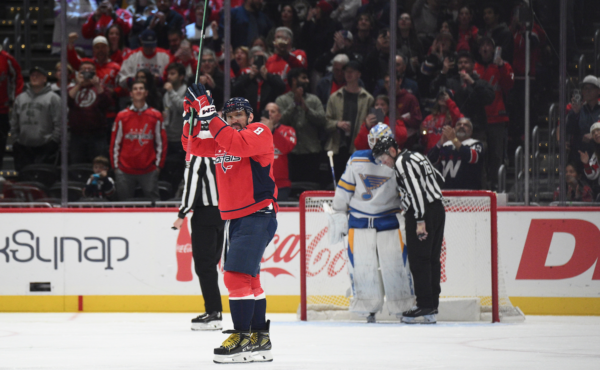 VIDEO Rekord večera zatienila kuriozita. Binnington „ukryl“ Ovečkinov historický puk