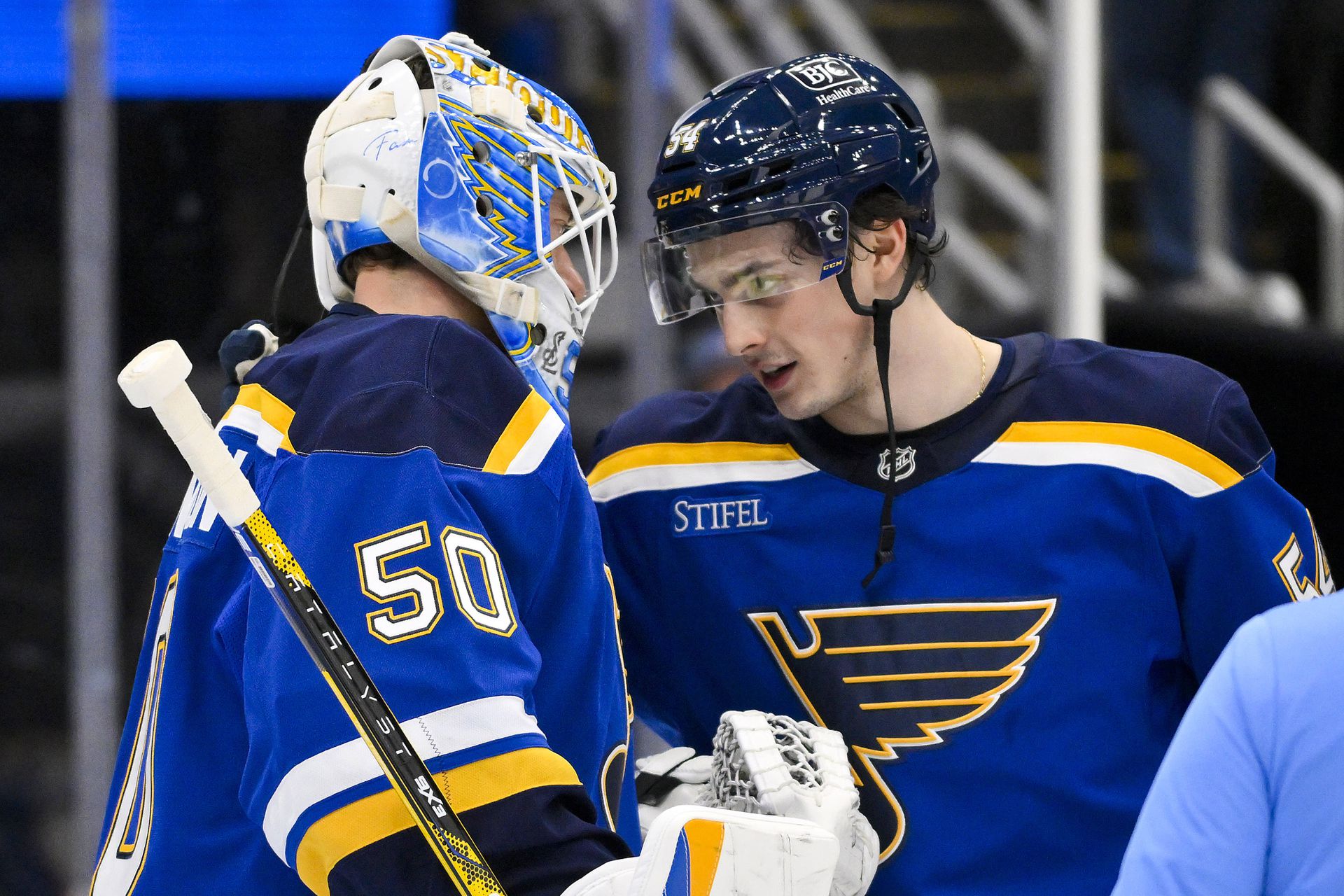 Dalibor Dvorský a brankár St. Louis Blues Jordan Binnington.