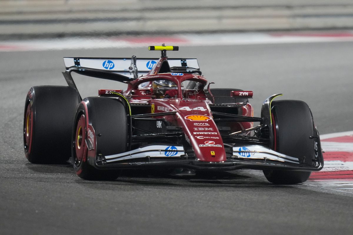 Nočná mora sa nekončí. Lewis Hamilton zažil vo Ferrari historickú hanbu