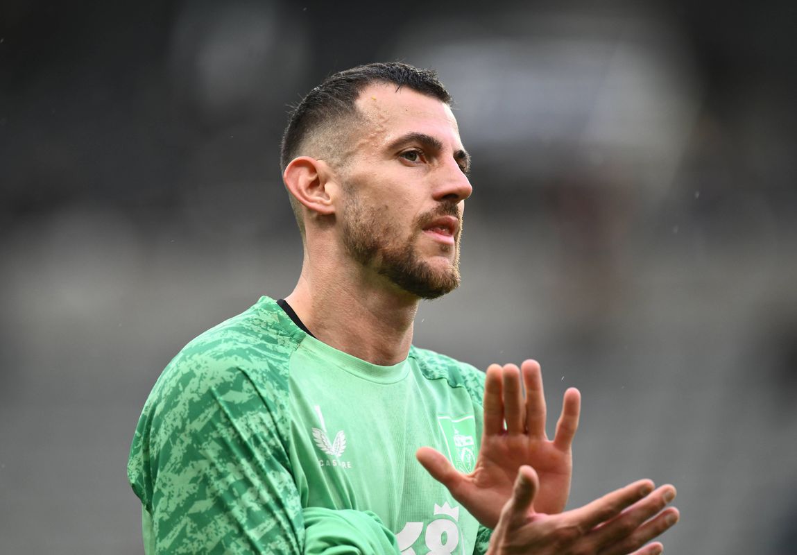 VIDEO Bývalý spoluhráč zaskočil Martina Dúbravku. Slovenský brankár inkasoval málovídaný gól