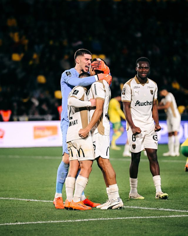 Racing Lens zvíťazil a udrží sa na čele tabuľky aj po skončení kola. PSG deklasovalo Rennes