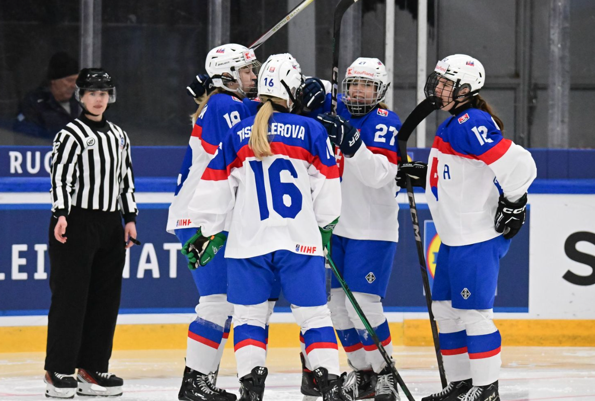 Mladé Slovenky idú na MS v hokeji. V príprave prehrali so staršími žiakmi