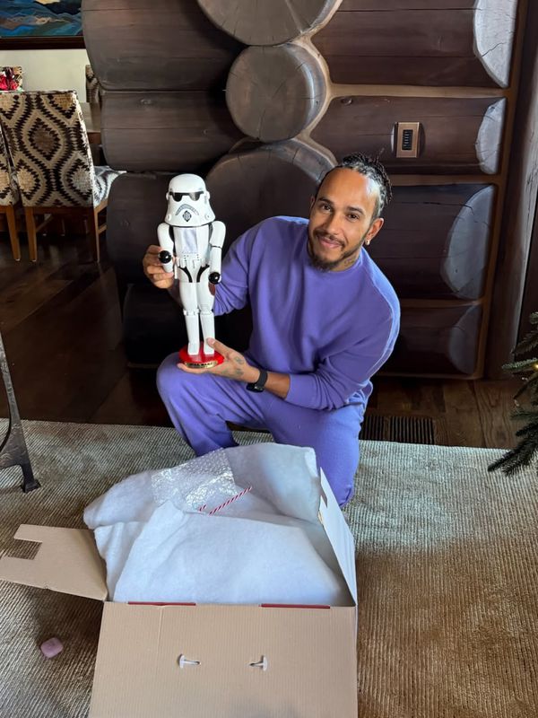 Lewis Hamilton si počas sviatkov oddýchol a je pripravený na návrat. Fanúšikom poslal emotívny odkaz