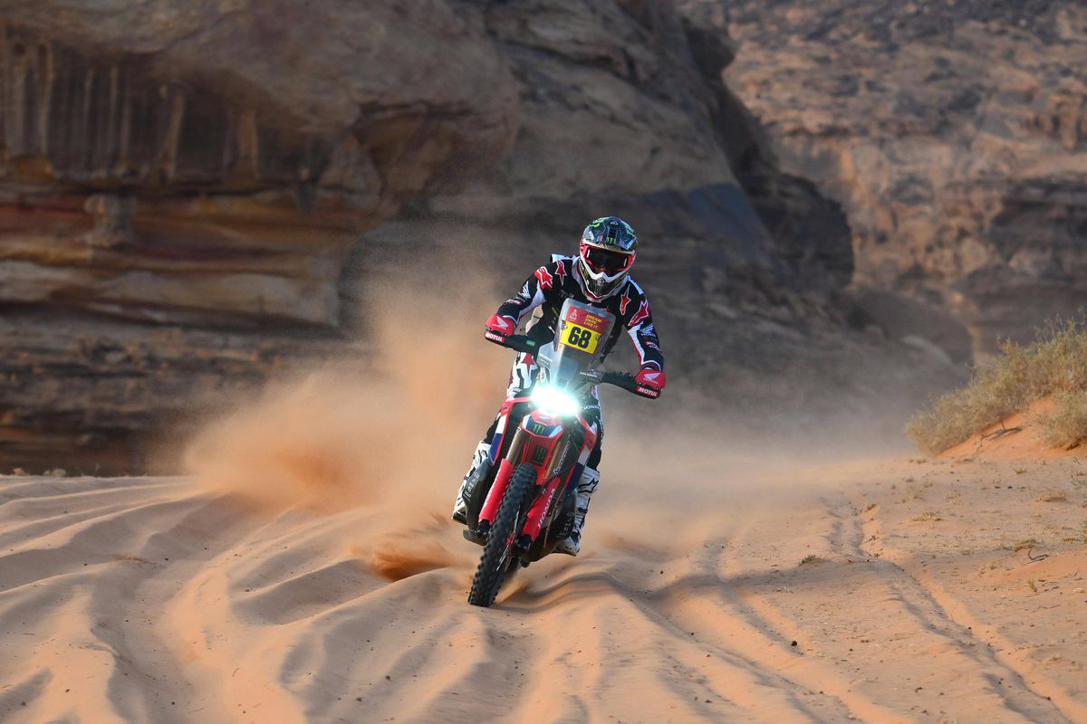 Rely Dakar: Medzi motocyklami opäť najrýchlejší Španiel, dostal sa na čelo poradia