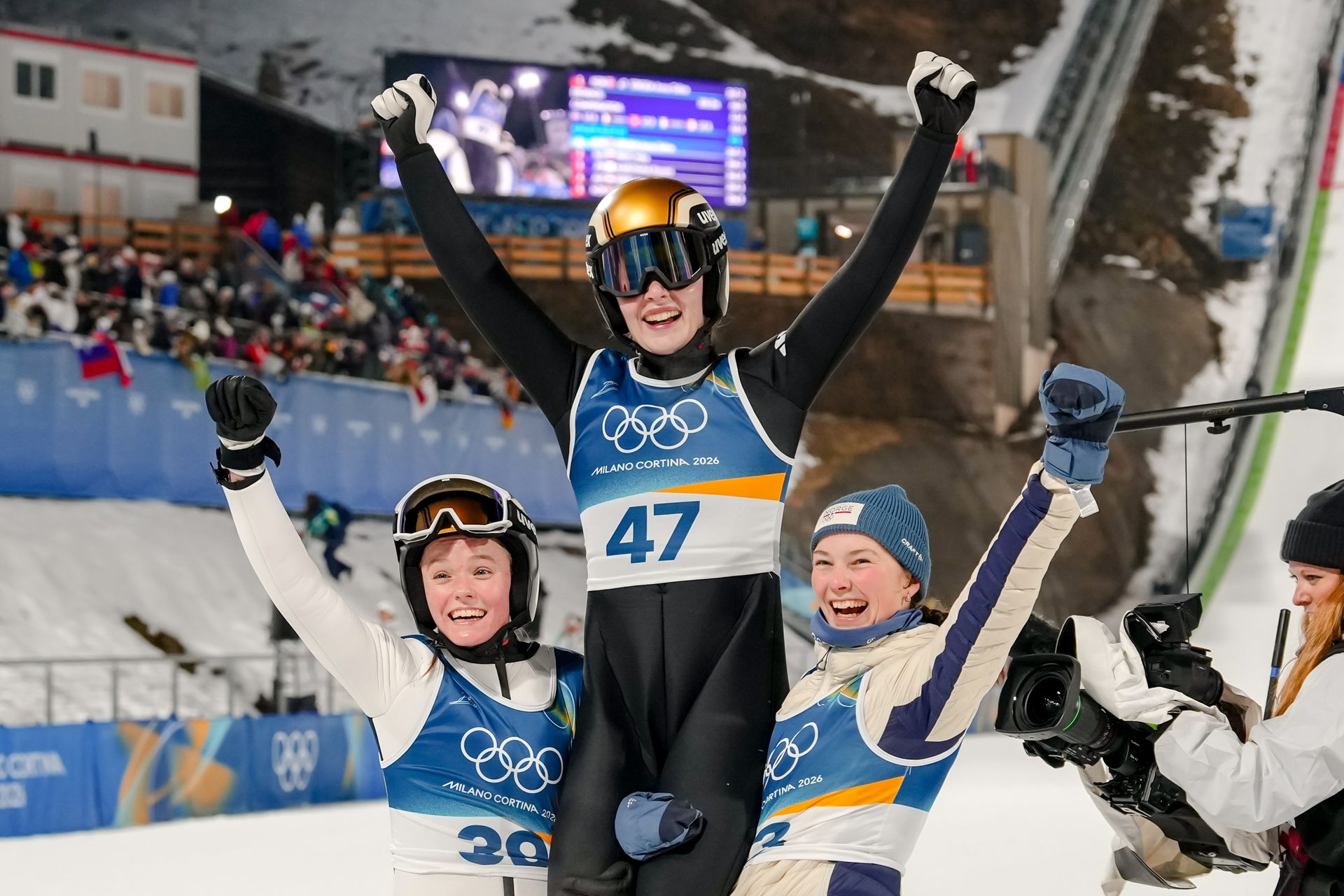 Anna Odine Strömová na rukách svojich konkurentiek. Zdroj: SITA/AP