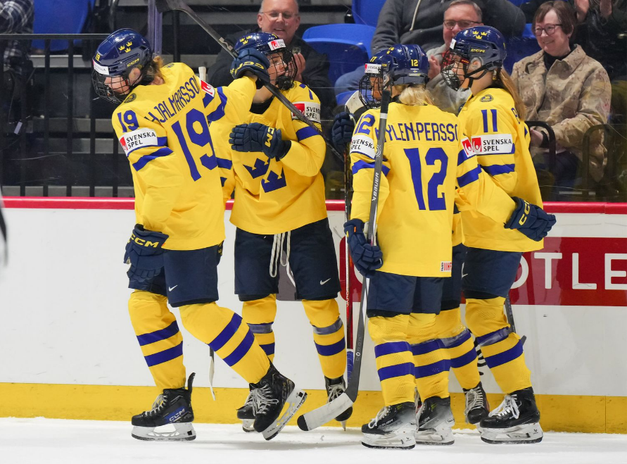 MS žien v hokeji U18: Švédky si poradili aj so Švajčiarkamia vedú svoju skupinu