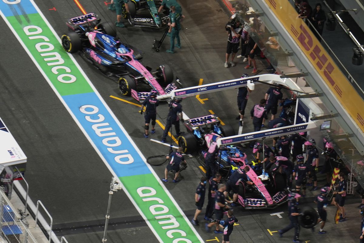 Citlivé obdobie pre Alpine. Nad účasťou tímu v úvodných testoch visí otáznik