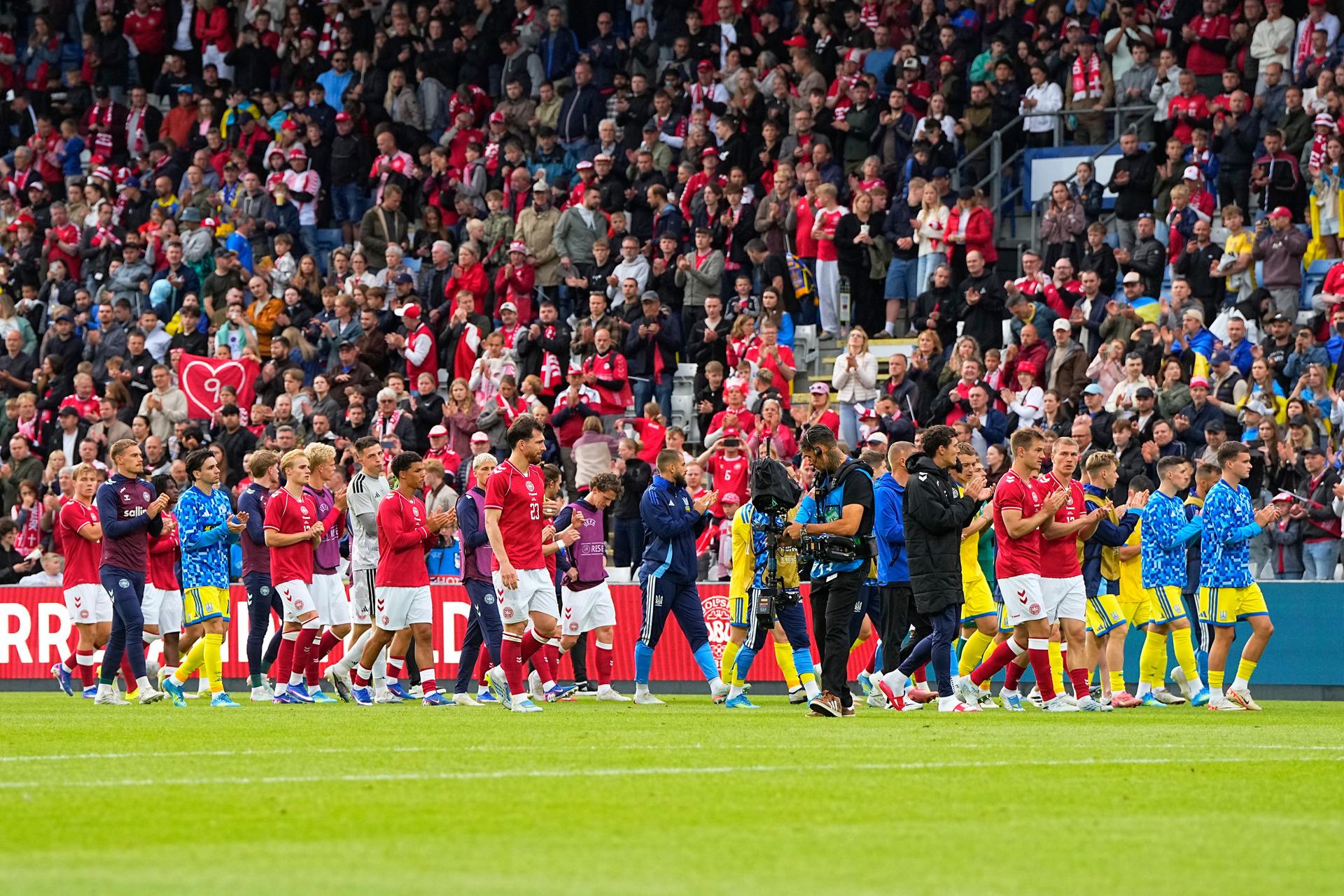 Christian Eriksen skolaboval počas zápasu Dánska s Ukrajinou. Zdroj: SITA/AP