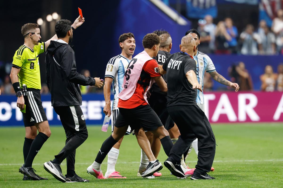VIDEO Zarezal ich rozhodca? Lavička Egypta ostro útočila na arbitrov po otočke Argentíny