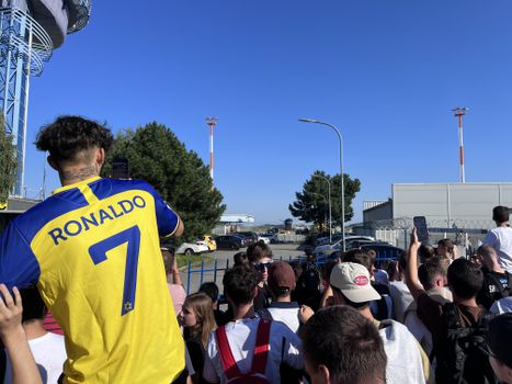 Cristiano Ronaldo je už v Bratislave! Na letisku ho čakalo množstvo fanúšikov a lovcov podpisov