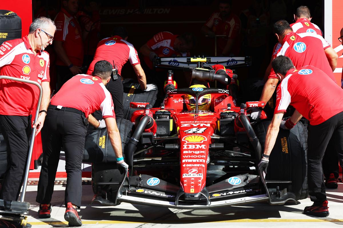 Iskrilo medzi Leclercom a Hamiltonom. Po kolízii na Monze musí zasiahnuť Ferrari